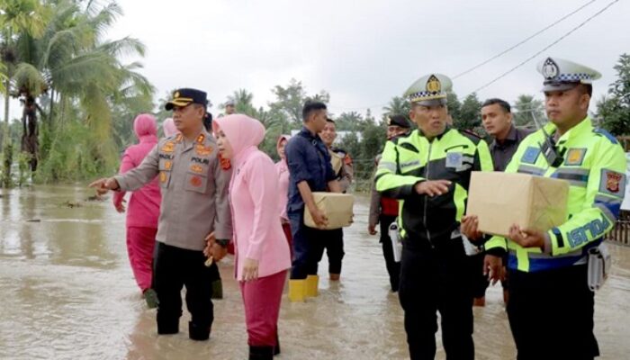 Kapolres Pidie Dan Ketua Bhayangkari Pantau Banjir Serta Bagikan Sembako