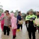 Kapolres Pidie AKBP Padli didampingi Ketua Bhayangkari Cabang Pidie Ny Yayuk turun langsung memantau banjir dan membagikan Sembako untuk warga korban banjir, Rabu (14/12) siang. Waspada/Muhammad Riza