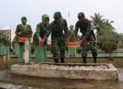 Dandim) 0104/Atim, Letkol Inf Agus Al Fauzi, S.I.P., M.I.Pol saat melakukan upacara ziarah dan tabur bunga di Taman Makam Pahlawan (TMP) Kota Langsa, Gampong Payabujok Seuleumak, Kecamatan Langsa Baro, Kota Langsa, Rabu (14/12). Waspada/dede