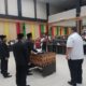 Ketua DPRK Deni Febrian Roza dan Pj Bupati Syakir, ketika menandatangani kesepakatan bersama tentang RAPBK Aceh Tenggara 2023, Rabu (30/11) malam.(Waspada/Ali Amran).