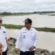 Pj Bupati Pidie Ir Wahyudi Adisiswanto, M.SI didampingi Sekda H Idhami, M.Si memantau langsung banjir luapan yang merendam 500 Ha sawah di Kecamatan Delima, Rabu (14/12) siang. Waspada/Muhammad Riza