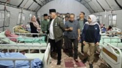 Bupati Madina HM Jafar Sukhairi Nasution dan Wakil Bupati Atika Azmi Utammi memembesuk korban keracunan gas dirawat di RSUD Panyabungan, baru-baru ini. Waspada.id/dok