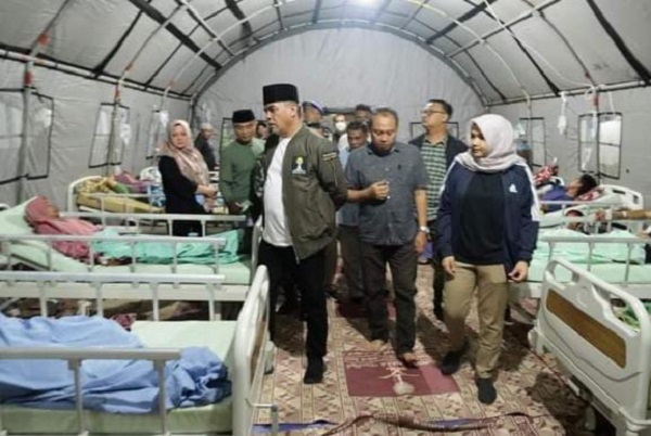 Bupati Madina HM Jafar Sukhairi Nasution dan Wakil Bupati Atika Azmi Utammi memembesuk korban keracunan gas dirawat di RSUD Panyabungan, baru-baru ini. Waspada.id/dok