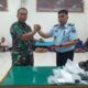 Kasi Inteldakim Kanim Klas II TPI TBA, Torang Pardosi berkoordinasi dengan Lanal TBA terkait 16 PMI ilegal yang baru diamankan. Waspada/Rasudin Sihotang