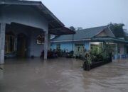 Ratusan rumah di Jalan Anturmangan Kel Sri Padang, Kec Rambutan, Kota Tebingtinggi terendam banjir, Waspada/Kristian Brahmana