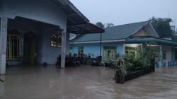 Ratusan rumah di Jalan Anturmangan Kel Sri Padang, Kec Rambutan, Kota Tebingtinggi terendam banjir, Waspada/Kristian Brahmana