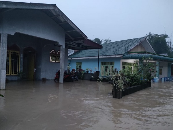 Ratusan rumah di Jalan Anturmangan Kel Sri Padang, Kec Rambutan, Kota Tebingtinggi terendam banjir, Waspada/Kristian Brahmana