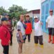 Pj Wali Kota Tebingtinggi, Muhammad Dimiyathi, saat meninjau lokasi banjir bersama wartawan Harian Waspada, Tian Brahmana di Jalan Anturmangan, Kel Sri Padang, Kec Rambutan, Tebingtinggi. Waspada/Kristian Brahmana