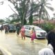ARUS banjir menyeberangi ruas jalan nasional di Kel. Kampung Lama - Kel. Bukit Kubu, Kec. Besitang. Waspada/Asrirrais