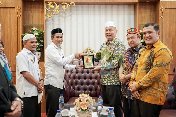 Bupati Pasaman Barat Sumatera Barat Hamsuardi melakukan kunjungan di Nagan Raya, Kamis (15/12).(Waspada/Muji Burrahman)