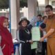 Pj Bupati Marthunis saat menyerahkan bantuan alat USG kepada 6 Puskesmas yang diserahkan pada peringatan Hari Kesehatan Nasional (HKN) di Kantor Dinkes Aceh Singkil, baru-baru ini. WASPADA/Ariefh