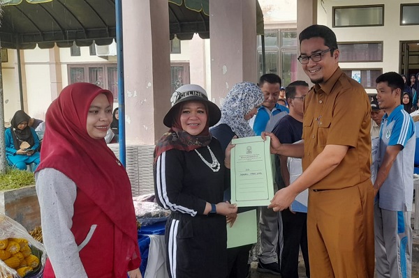 Pj Bupati Marthunis saat menyerahkan bantuan alat USG kepada 6 Puskesmas yang diserahkan pada peringatan Hari Kesehatan Nasional (HKN) di Kantor Dinkes Aceh Singkil, baru-baru ini. WASPADA/Ariefh