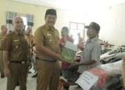Wakil Bupati Asahan Taufik Zainal Abidin Siregar, didampingi Kadis Pertanian Oktoni Eryanto, menyerahkan bantuan alat kepada kelompok tani di Asahan. IPM Kab Asahan 2022 mengalami peningkat menjadi 71,13. Waspada/Ist