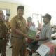 Wakil Bupati Asahan Taufik Zainal Abidin Siregar, didampingi Kadis Pertanian Oktoni Eryanto, menyerahkan bantuan alat kepada kelompok tani di Asahan. IPM Kab Asahan 2022 mengalami peningkat menjadi 71,13. Waspada/Ist