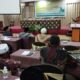 Anggota Komisi I DPR Aceh Tgk. H.Irawan Abdullah sedang memberikan materi pada kegiatan dialog tokoh lintas agama dalam rangka penguatan Syariat Islam, di Grand Nanggroe Hotel , Banda Aceh, Rabu (14/12/22) malam. (Waspada/T.Mansursyah)
