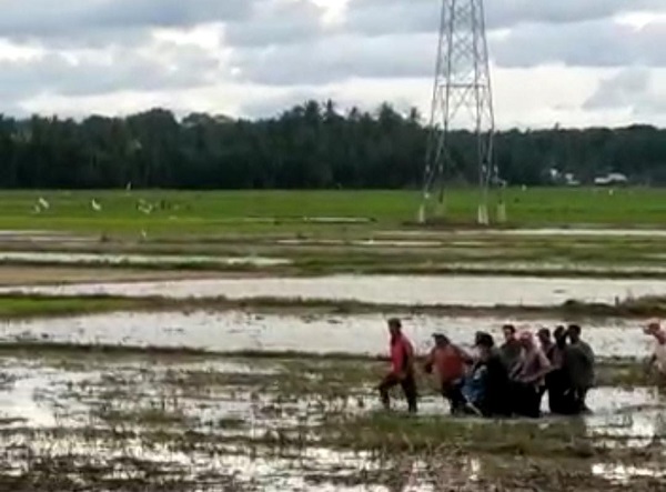 TANDU JENAZAH: Jenazah Tgk Saleh, ditandu dari sawah Blang Bugeng, Nurussalam, menuju rumah duka di Gampong Cempedak, Darul Falah, Aceh Timur, Kamis (15/12). Waspada/Ist