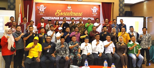 Komisioner KPU Padang Sidempuan foto bersama dengan peserta sosialisasi penetapan Partai Politik (Parpol) peserta Pemilu Tahun 2024, di Aula Mega Permata Hotel, Padang Sidempuan, Kamis (15/12). Waspada/Mohot Lubis