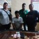 LA terduga pelaku bersama barang bukti saat diamankan personel Sat Narkoba Polres Simalungun.(Waspada/ist).