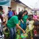Dalam rangka Hari Gerakan Kepedulian, karyawan Toba Pulp Lestari berbagi dengan anak-anak Sekolah Alam. Waspada/Ist