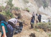 Akses Jalan Tertutup Longsor, Polsek Onanganjang Bantu Pengendara