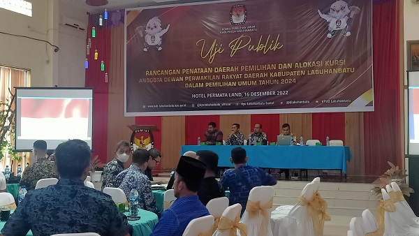 Komisioner KPU Labuhanbatu bersama partai politik dan masyarakat mengikuti uji publik di Hotel Permata Land. Waspada/Neirul Nizam Aru