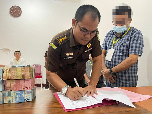 Mantan Kadiskes Sidempuan Titipkan Rp352,2 Juta Ke Jaksa Mantan Kadiskes Sidempuan Titipkan Rp352,2 Juta Ke Jaksa