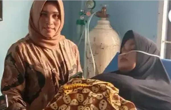 WARGA DIRAWAT: Salah satu warga yang sempat menghirup bau busuk harus dirawat di UGD Puskesmas Indra Makmu di Alue Ie Mirah, Aceh Timur, Kamis (15/12). Waspada/Ist.