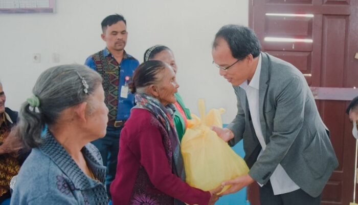 Bupati Humbahas Salurkan Bingkisan Natal
