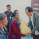 BUPATI Humbahas, Dosmar Banjarnahor memberian bingkisan Natal. Waspada/Ist