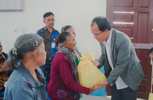 BUPATI Humbahas, Dosmar Banjarnahor memberian bingkisan Natal. Waspada/Ist