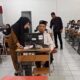 Divisi Sosialisasi, Pendidikan Pemilih, Partisipasi Masyarakat dan SDM KPU Kab Asahan Samiun Sembara Marpaung, saat memantau ujian CAT penerimaan PPK. Waspada/Sapriadi