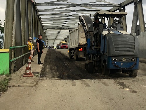 Inilah salah satu titik pelaksanaan perbaikan jalan nasional Aceh – Sumut di lintasan jembatan Kualasimpang, Kabupaten Aceh Tamiang yang dikerjakan oleh perusahaan AJ Grup, Jumat (16/12).