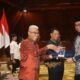 Plt Kepala Kantor Wilayah Direktorat Jenderal Perbendaharaan Aceh, Ismet Saputra disaksikan Pj Gubernur Aceh saat menyerahkan penghargaan Opini WTP kepada PJ Bupati Marthunis, di Anjong Mon Mata Banda Aceh, Jumat (9/12) sore. Waspada/Ist