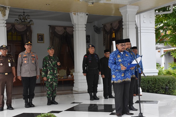 Pj Wali Kota Langsa, Ir Said Mahdum Majid saat menjadi pembina upacara peringatan Hari Bela Negara ke-74 di pendopo Wali Kota, Senin (19/12). Waspada/Ist