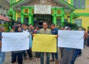 Pilkades Kampung Kota Lhokseumawe Dinilai Curang, Warga Demo Ke Kantor Camat
