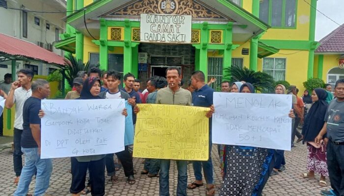 Pilkades Kampung Kota Lhokseumawe Dinilai Curang, Warga Demo Ke Kantor Camat