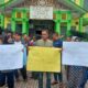 Puluhan warga Kampung Kota Lhokseumawe melakukan aksi demo ke Kantor Camat Banda Sakti, Senin (19/12), guna memprotes dan menolak hasil Pilkades yang dinilai sarat kecurangan dan diduga kuat ada kongkalikong antara calon kades dengan pihak P2K. Waspada/Ist