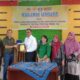 Dekan FP UNA Safruddin, S.P., M.MA, memberikan cinderamata kepada narasumber dari. Central Proteina Tbk, Buhar Hutabarat S.Pi dan Chiko Genta Etsoni, pada kuliah umum dan penjajakan kerjasama. Waspada/Ist