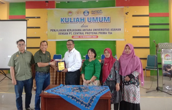 Dekan FP UNA Safruddin, S.P., M.MA, memberikan cinderamata kepada narasumber dari. Central Proteina Tbk, Buhar Hutabarat S.Pi dan Chiko Genta Etsoni, pada kuliah umum dan penjajakan kerjasama. Waspada/Ist