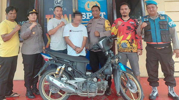 Unit Reskrim Polsek Siantar Utara Polres Kota Pematang Siantar meringkus terlapor pelaku pencurian satu tas pedagang berisi uang tunai Rp 7 juta dan lainnya yakni pria CS, 30, (kaus putih) di dalam tangki air di lantai empat satu rumah toko milik warga di Jl. Sisingamangaraja, Kel. Kahean, Kec. Siantar Utara, Senin (19/12) pukul 10:30 serta menyita barang buti dari CS.(Waspada-ist).