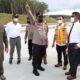 Kapoldasu Irjen Pol. RZ Panca Putra S, didampingi Kapolres Simalungun AKBP Ronald F.C Sipayung dan Bupati Simalungun, Radiapoh H Sinaga, melaksanakan pengecekan jalur alternatif jalan Tol Sinaksak - Dolok Merawan, Senin (19/12).(Waspada/ist).