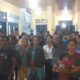 Ratusan penumpang terlihat memadati kantor Pelabuhan Penyeberangan Singkil. Para penumpang yang sudah sempat menginap beberapa malam ini menunggu antrian pembelian tiket manual, jatah penambahan manifes selama Nataru. WASPADA/Ariefh