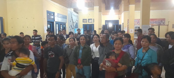 Ratusan penumpang terlihat memadati kantor Pelabuhan Penyeberangan Singkil. Para penumpang yang sudah sempat menginap beberapa malam ini menunggu antrian pembelian tiket manual, jatah penambahan manifes selama Nataru. WASPADA/Ariefh