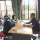 Sri Saadah dan Ely Agustina saat membuat laporan di Kantor Bawaslu Labura, Senin (19/12). (Waspada/ Ilyas Munthe)
