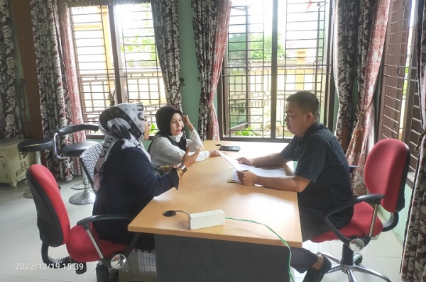 Sri Saadah dan Ely Agustina saat membuat laporan di Kantor Bawaslu Labura, Senin (19/12). (Waspada/ Ilyas Munthe)