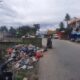 Sampah menumpuk dan berserak berhari-hari di Jalan Lintas Timur Panyabungan, beberapa hari lalu. Kondisinya Jumat (2/12), relatif bersih. Waspada.id/Irham Hagabean Nasutuon