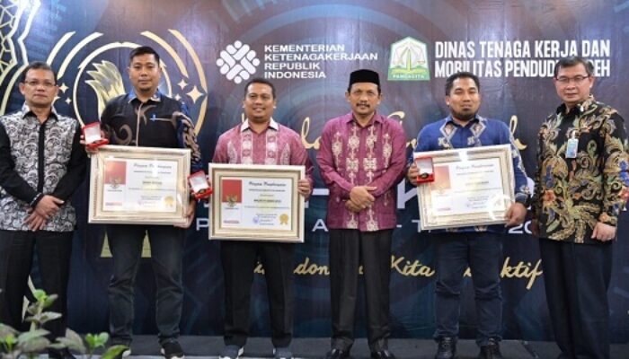 Pj Bupati Aceh Besar, Bireuen Dan Pj Wali Kota Banda Aceh Terima Lencana Produktivitas