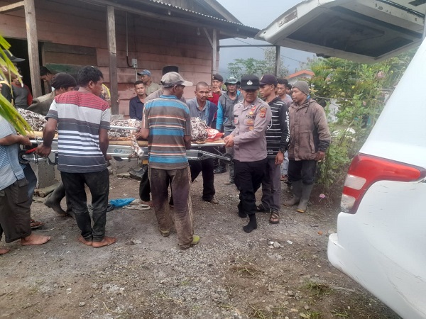 Diduga kelelahan saat ukur kebun hendak dijual M Adam, 74, warga Kampung Beranun Teleden, meninggal dunia.Waspada/ist