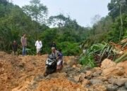 Cuaca Ekstrem, Jalan Tertutup Longsor Ratusan Jiwa Mengungsi Akibat Banjir
