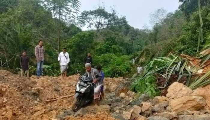 Cuaca Ekstrem, Jalan Tertutup Longsor Ratusan Jiwa Mengungsi Akibat Banjir